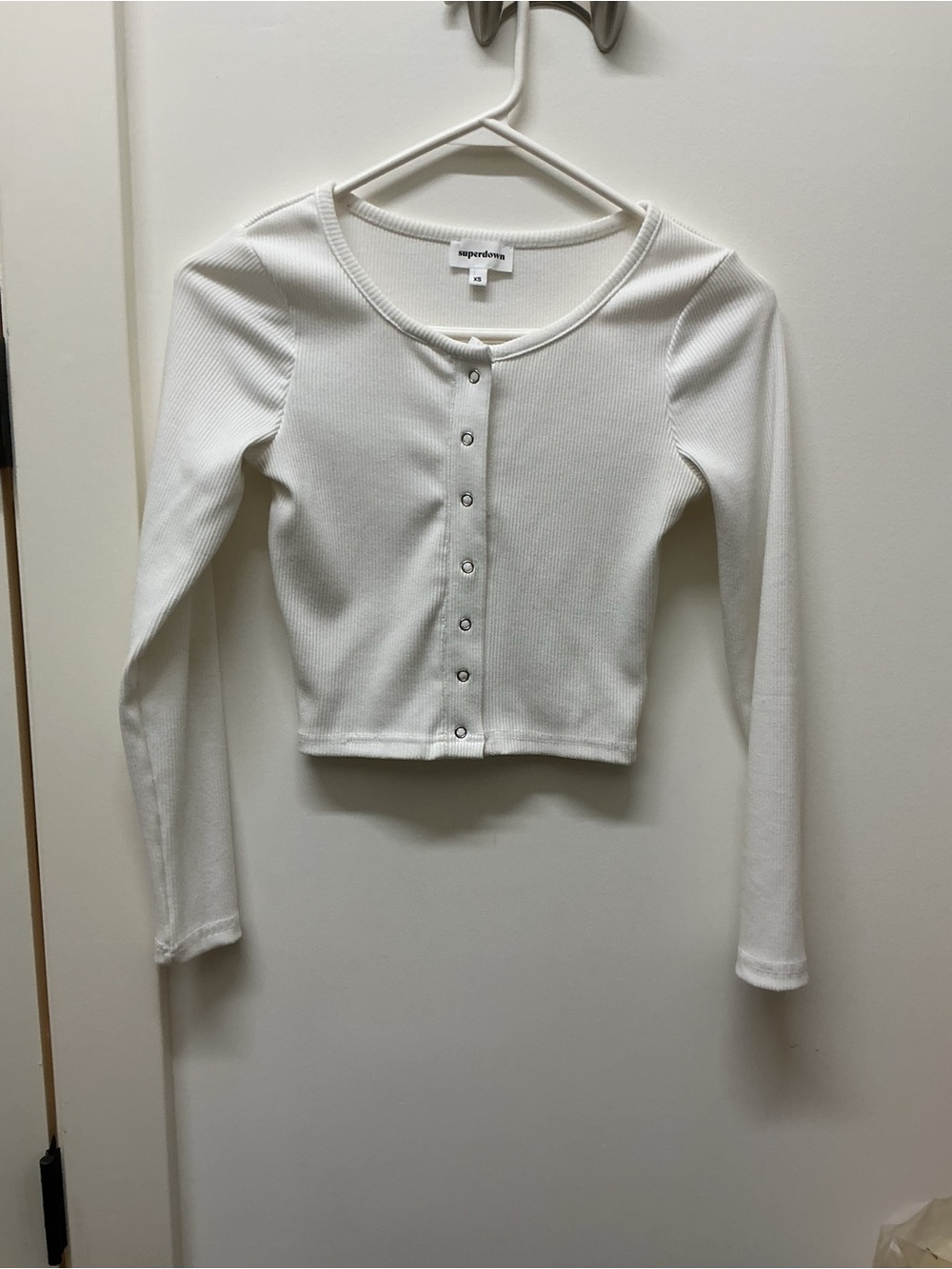 superdown White Ribbed Snap-Front Cropped Long Sleeve Top